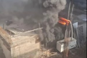 El CBS controló fuego en subterráneo, cuyo humo puso en peligro a operador de grúa