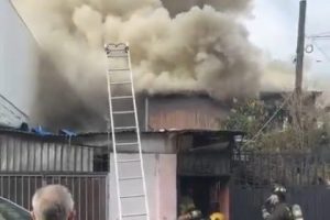 Incendio destruy&oacute; vivienda en calles D&aacute;vila Larra&iacute;n y &Ntilde;uble