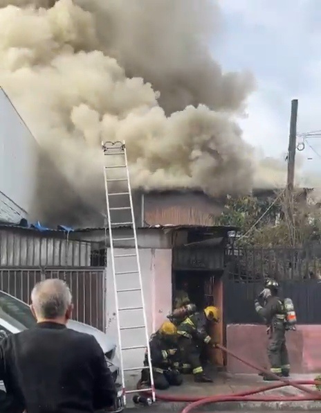 Incendio destruyó vivienda en calles Dávila Larraín y Ñuble