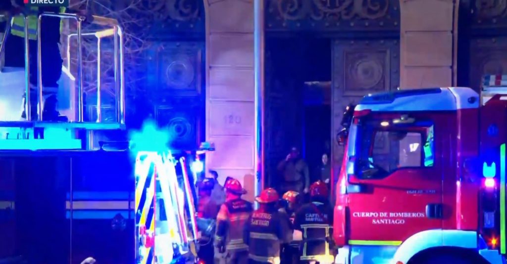 El Cuerpo de Bomberos de Santiago controló incendio que afectó edificio del Ministerio de Hacienda