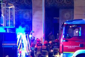 El Cuerpo de Bomberos de Santiago controló incendio que afectó edificio del Ministerio de Hacienda