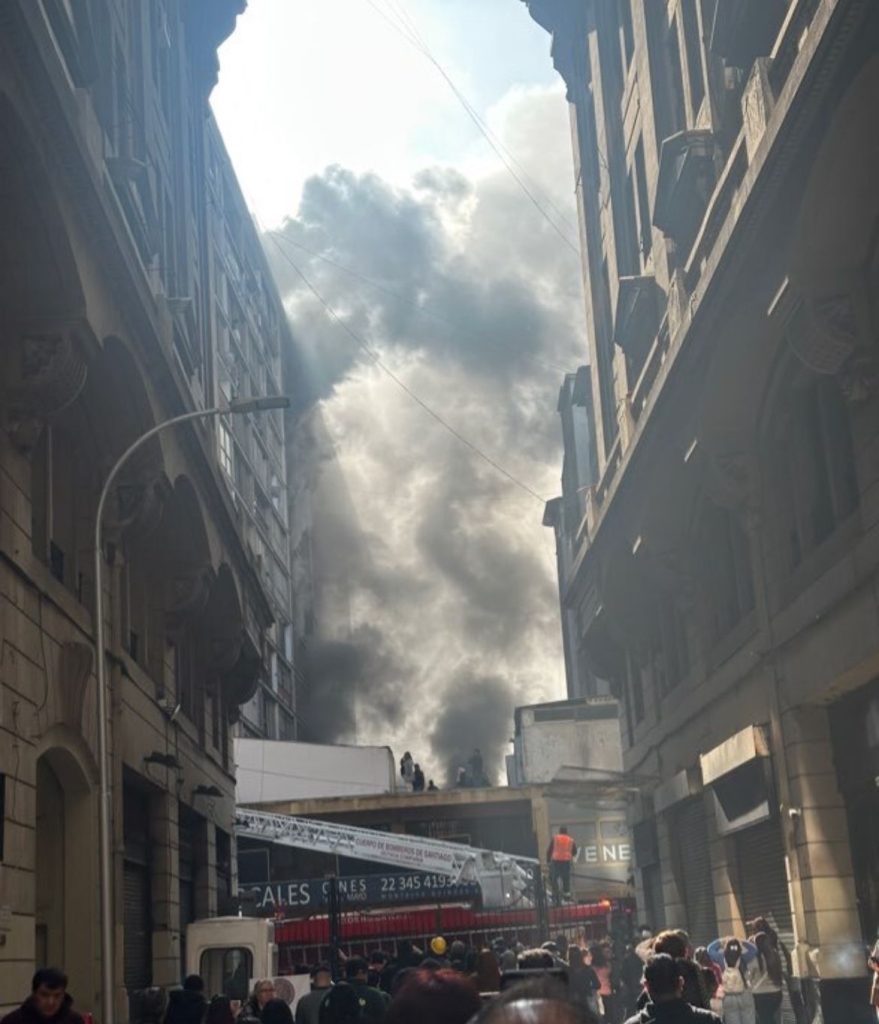 Los Bomberos de Santiago trabajaron 25 horas para extinguir incendio en edificio y Galerías Plaza se Armas