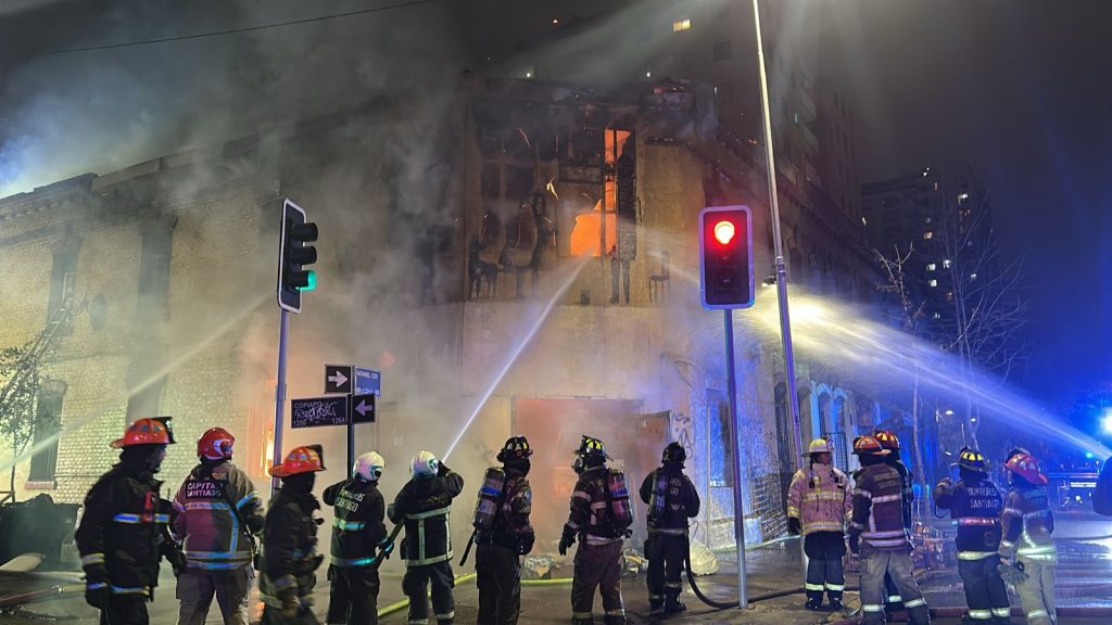 Seis propiedades resultaron afectadas en 2ª Alarma de Incendio en Santiago