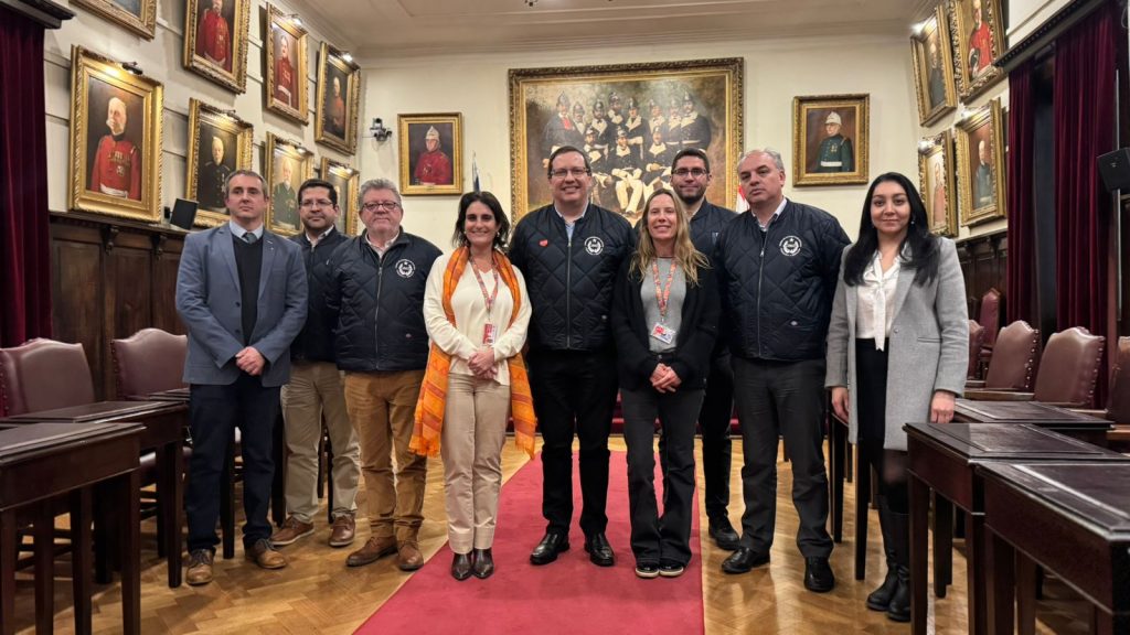 El Cuerpo de Bomberos de Santiago y Teletón sellan acuerdo de colaboración por la comunidad a la que sirven