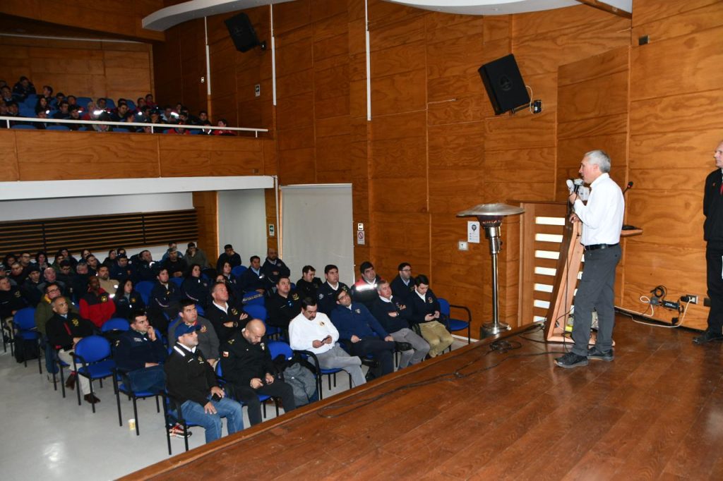 Comandante del CBS expuso en Osorno sobre la experiencia institucional en el incendio de la Galería 21 de Mayo