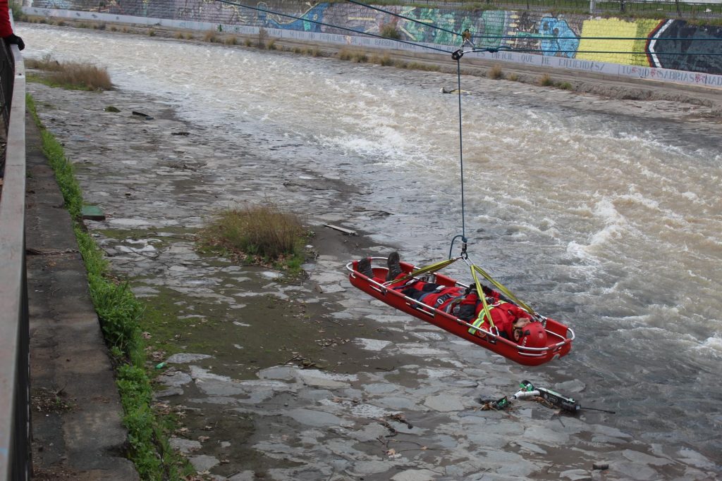 Operadores GRIMP realizaron ejercicios de rescate desde el río Mapocho