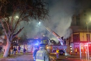 Bomberos de Santiago controló incendio que afectó una casa y local comercial en el Barrio Matta