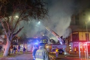 Bomberos de Santiago control&oacute; incendio que afect&oacute; una casa y local comercial en el Barrio Matta