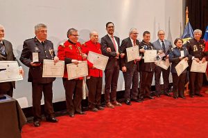 Gran Logia de Chile confiere Medalla Tenderini a 9 voluntarios del CBS, destacando la primera bombera de la Institución