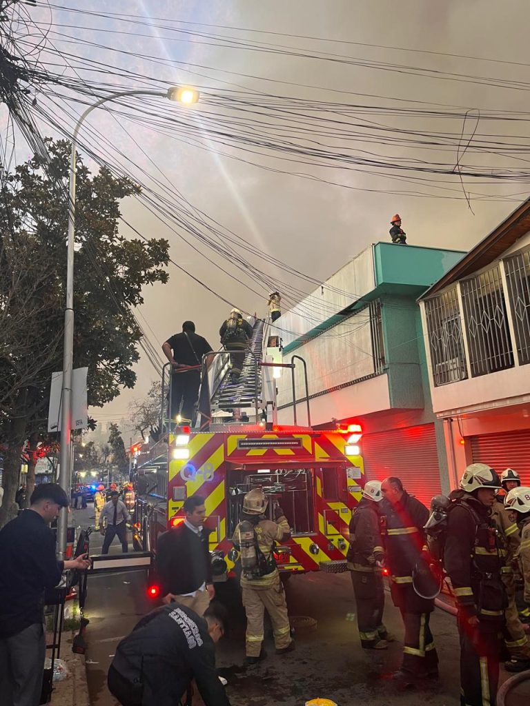 El CBS controló incendio que escaló a Tercera Alarma en bodega textil de Barrio Patronato