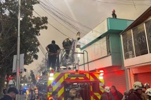 El CBS control&oacute; incendio que escal&oacute; a Tercera Alarma en bodega textil de Barrio Patronato