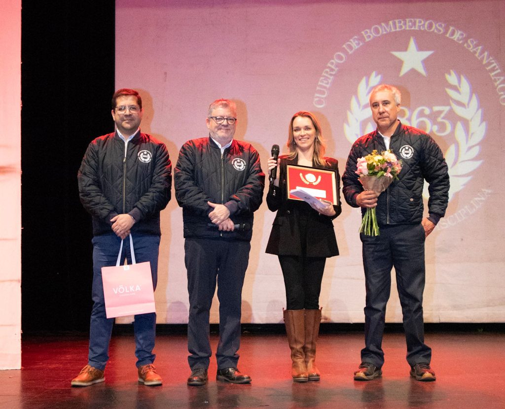 Una distinción a Carla Zunino por su apoyo a la Campaña Económica y bomberos en el foyer