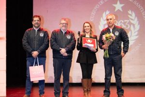 Una distinción a Carla Zunino por su apoyo a la Campaña Económica y bomberos en el foyer