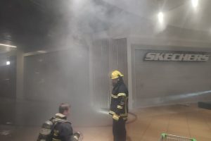Evacuación en incendio que afectó tienda deportiva del Mall Costanera Center