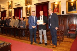 Tres Miembros Honorarios recibieron certificados por años de servicios