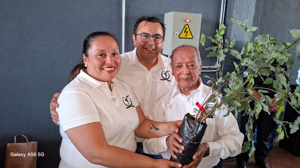 La Peña de los 50 lleva árboles de camaradería a 3ª Compañía del Cuerpo de Bomberos deMachalí