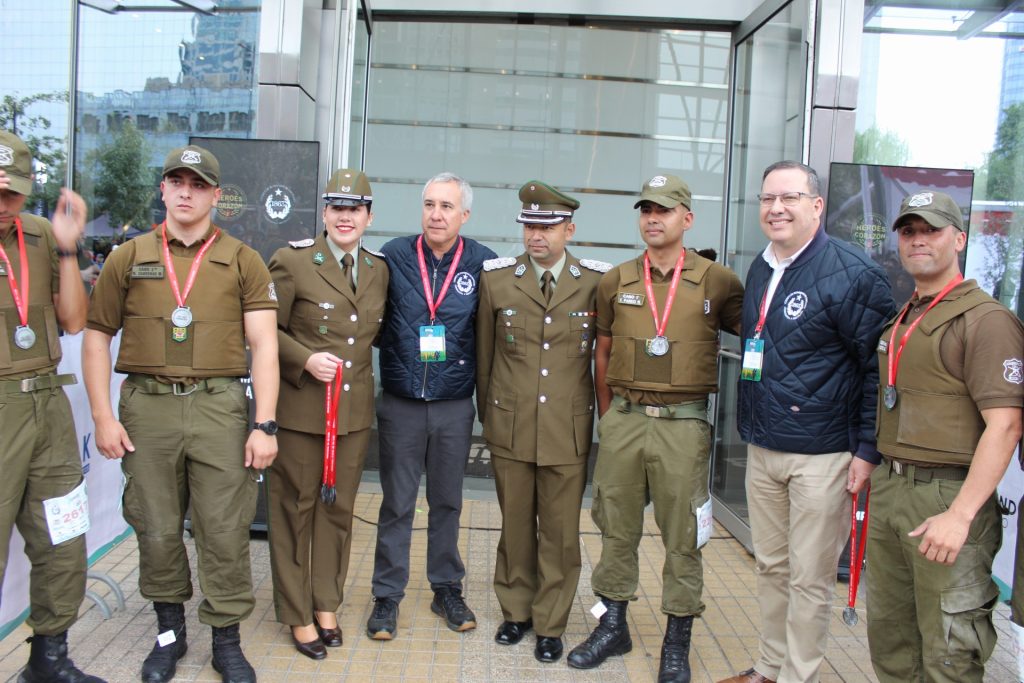 Carabineros de Chile también llegó a la cima del edificio más alto de Sudamérica