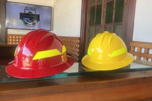 La 21ª Compañía del CBS utiliza nuevo casco especializado para combatir incendios forestales