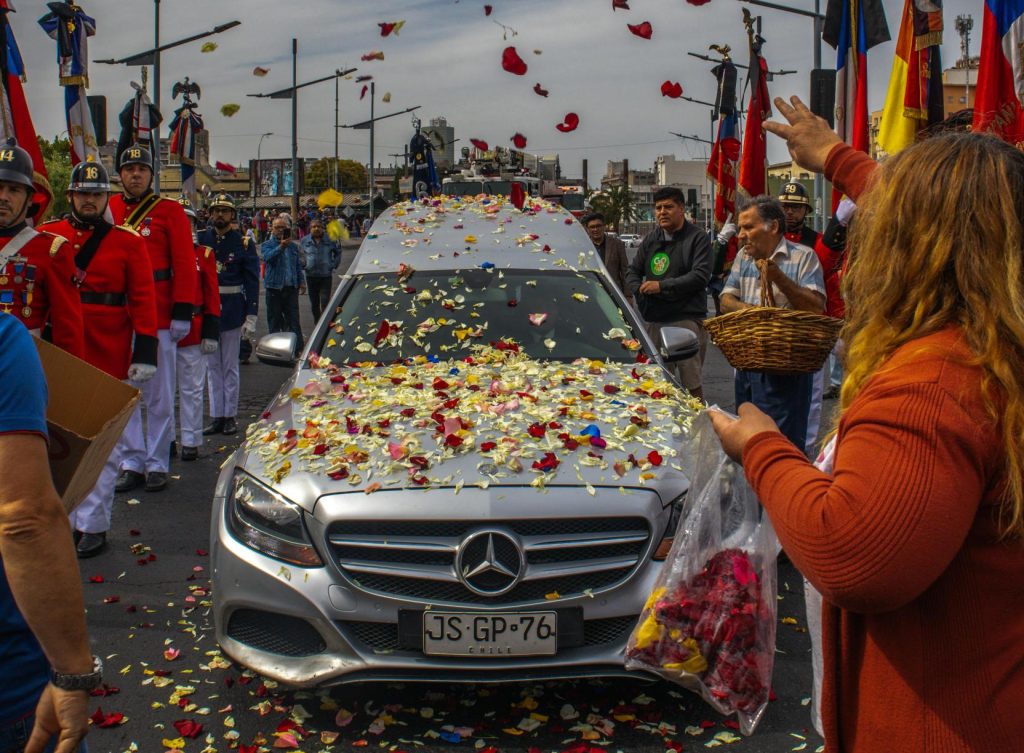 Lluvia de p&eacute;talos por el M&aacute;rtir Paul Valenzuela Mu&ntilde;oz en su marcha hacia la memoria