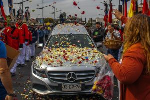 Lluvia de p&eacute;talos por el M&aacute;rtir Paul Valenzuela Mu&ntilde;oz en su marcha hacia la memoria