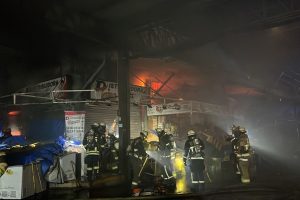 El Cuerpo de Bomberos de Santiago control&oacute; incendio que afect&oacute; 56 locales de la Vega