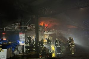 El Cuerpo de Bomberos de Santiago control&oacute; incendio que afect&oacute; 56 locales de la Vega