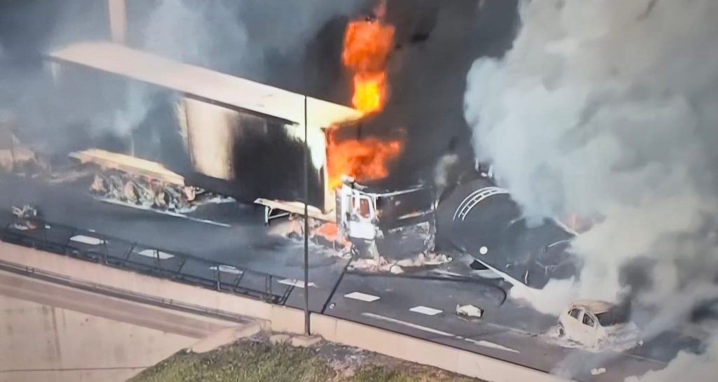 Bomberos de Santiago respondieron ante tragedia carretera por estallido de cami&oacute;n con gas licuado en Avenida General Vel&aacute;squez
