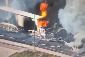 Bomberos de Santiago respondieron ante tragedia carretera por estallido de cami&oacute;n con gas licuado en Avenida General Vel&aacute;squez