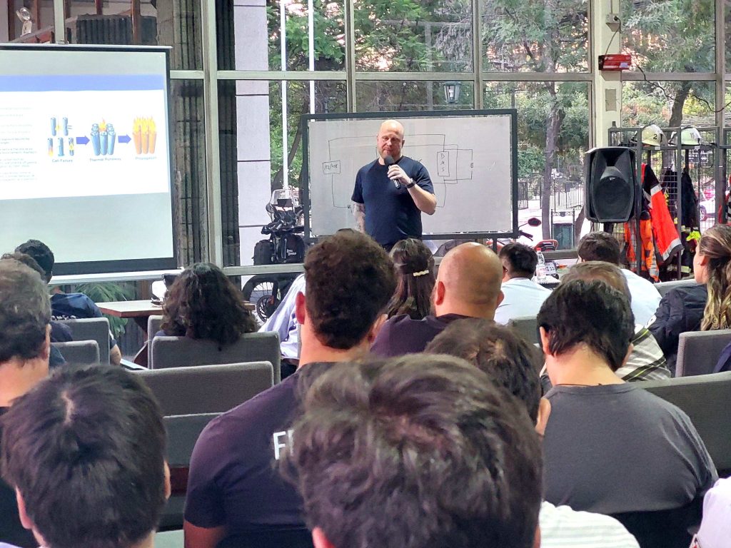 Bombero alem&aacute;n ofrece charla sobre emergencias en veh&iacute;culos el&eacute;ctricos e h&iacute;bridos