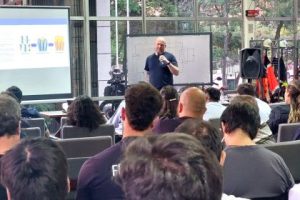 Bombero alem&aacute;n ofrece charla sobre emergencias en veh&iacute;culos el&eacute;ctricos e h&iacute;bridos