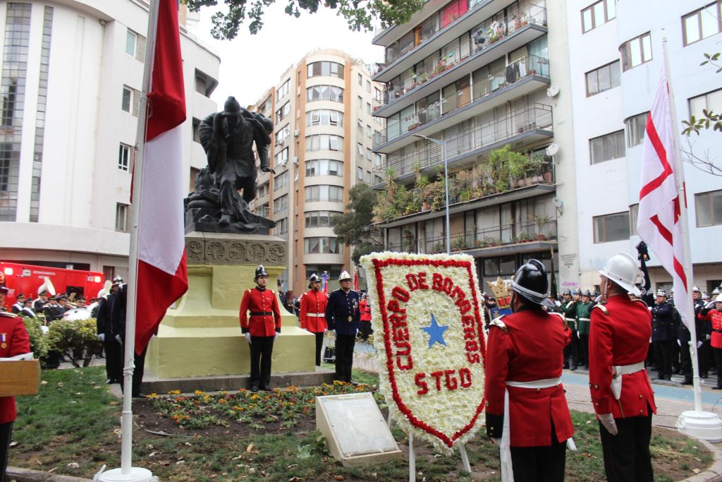 Los Bomberos de Santiago en homenaje y marcha por la ciudad