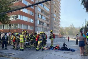 El CBS enfrent&oacute; incendio con evacuaci&oacute;n de personas y rescate en edificio de Las Condes