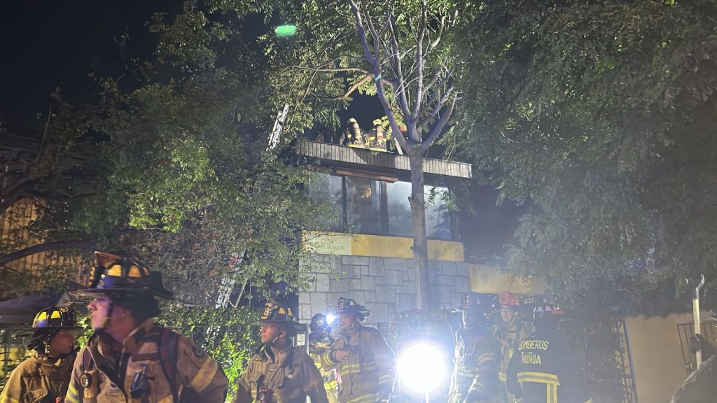El Cuerpo de Bomberos de Santiago respondi&oacute; ante incendio en hogar de ancianos: una persona fallecida