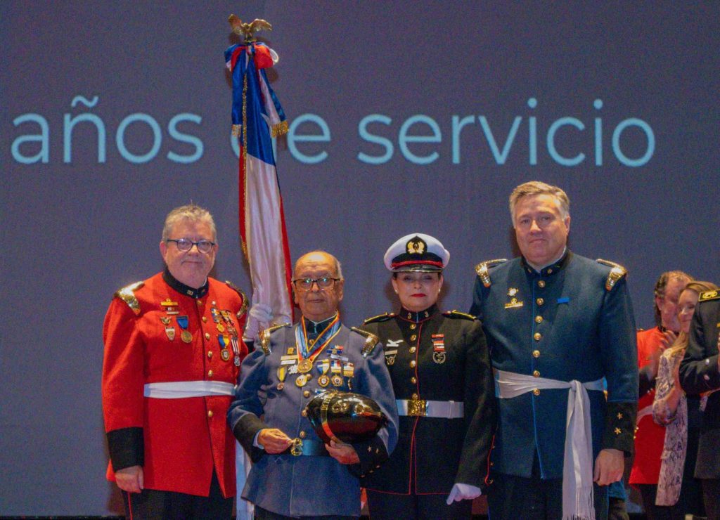 Voluntario Honorario Justiniano Gonz&aacute;lez, de la 8&ordf; Compa&ntilde;&iacute;a, recibi&oacute; premio por 70 a&ntilde;os de servicios