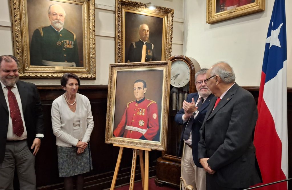 Descubren retrato del fundador de la Pe&ntilde;a de los 50 A&ntilde;os en el Sal&oacute;n del Directorio