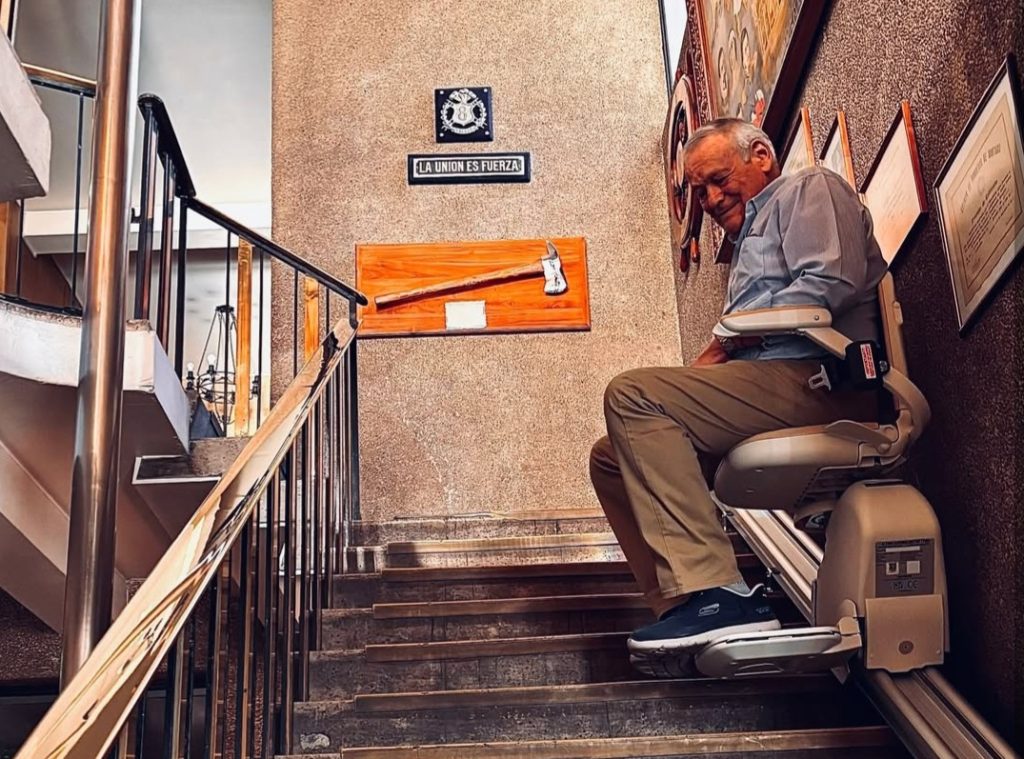 Cuartel de la 8&ordf; Compa&ntilde;&iacute;a cuenta con plataforma salvaescaleras para voluntarios mayores