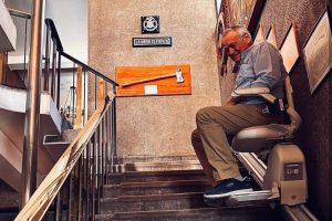 Cuartel de la 8&ordf; Compa&ntilde;&iacute;a cuenta con plataforma salvaescaleras para voluntarios mayores