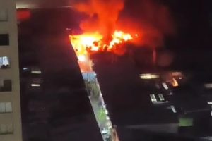 M&aacute;s de 200 evacuados ante incendio que afect&oacute; cit&eacute; en Av. Santa Rosa