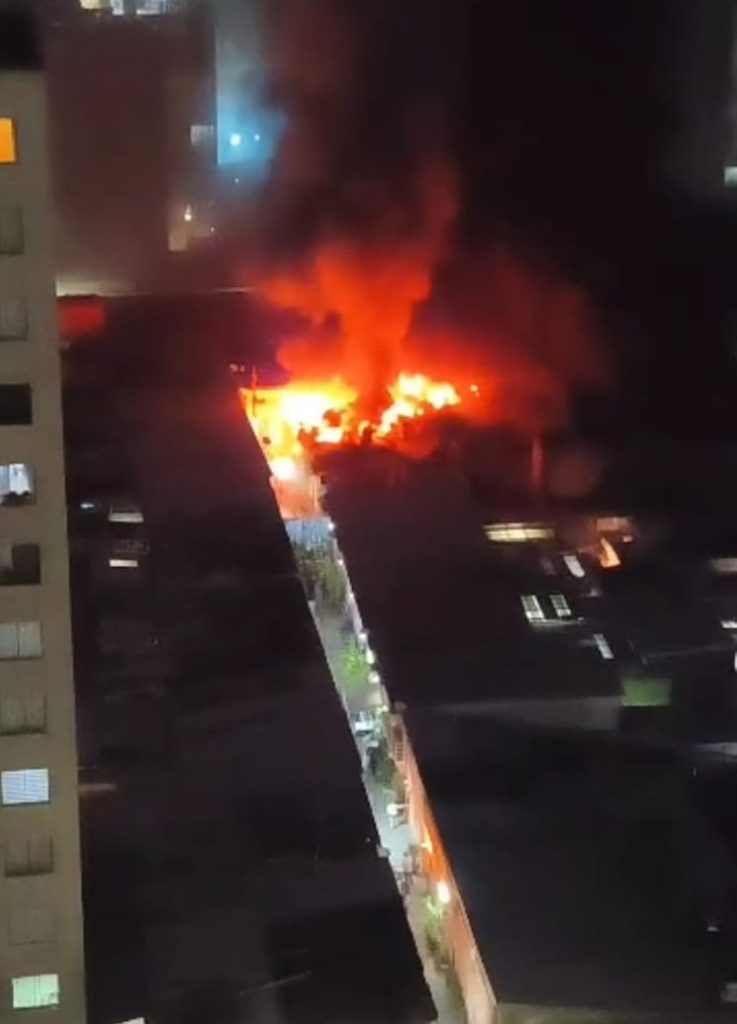 M&aacute;s de 200 evacuados ante incendio que afect&oacute; cit&eacute; en Av. Santa Rosa