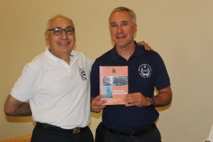 Pe&ntilde;a de los 50 A&ntilde;os cede al CBS el libro &ldquo;Vivencias Bomberiles&rdquo;