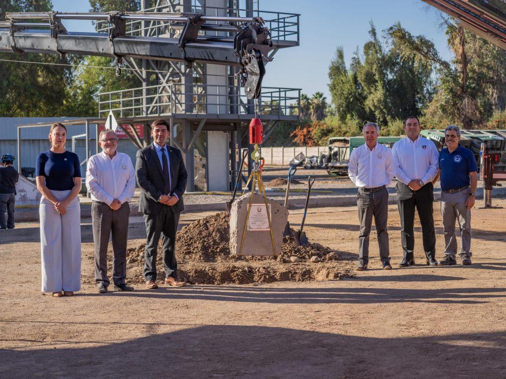 El Cuerpo de Bomberos de Santiago coloc&oacute; la primera piedra del Complejo de Fuego Estructural