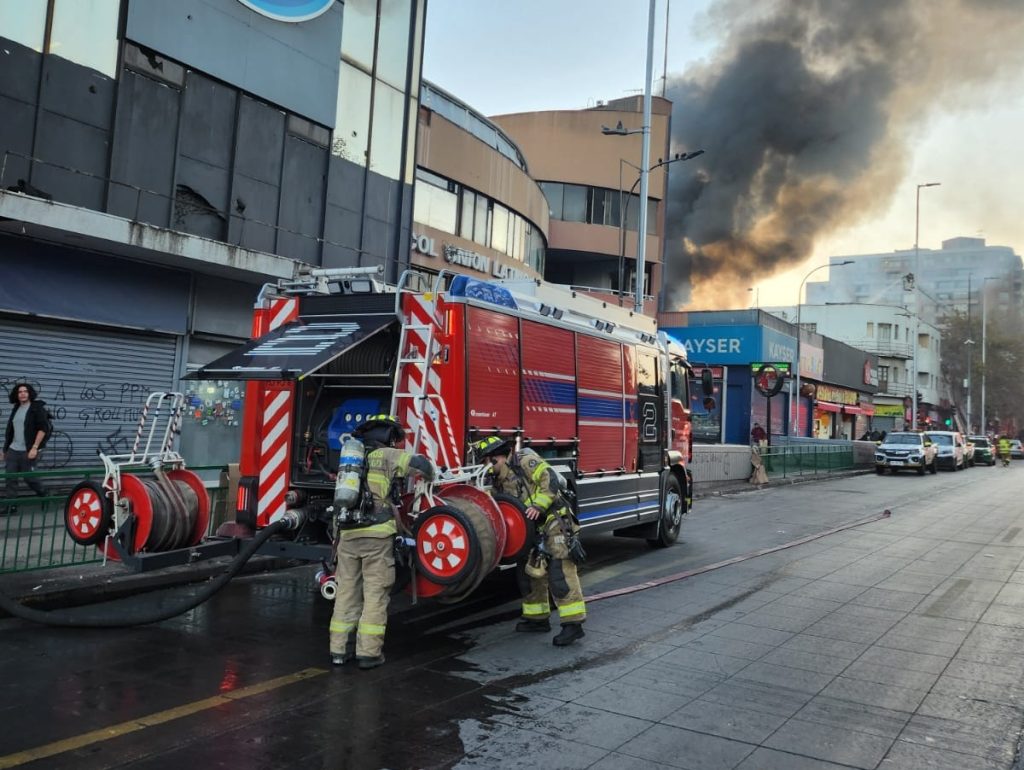 M&aacute;s de 120 voluntarios trabajaron para controlar incendio en local comercial chino