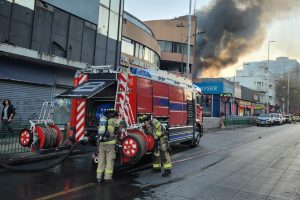 M&aacute;s de 120 voluntarios trabajaron para controlar incendio en local comercial chino