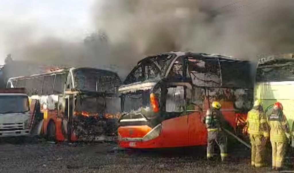 El Cuerpo de Bomberos de Santiago control&oacute; incendio que afect&oacute; propiedades y buses en Estaci&oacute;n Central