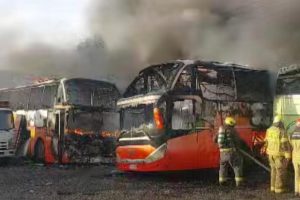 El Cuerpo de Bomberos de Santiago control&oacute; incendio que afect&oacute; propiedades y buses en Estaci&oacute;n Central
