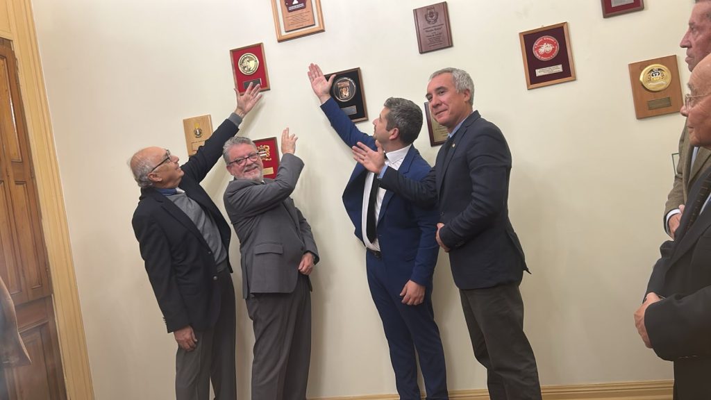 La 7&ordf; Compa&ntilde;&iacute;a devela placa en la Sala de la Pe&ntilde;a de los 50 A&ntilde;os