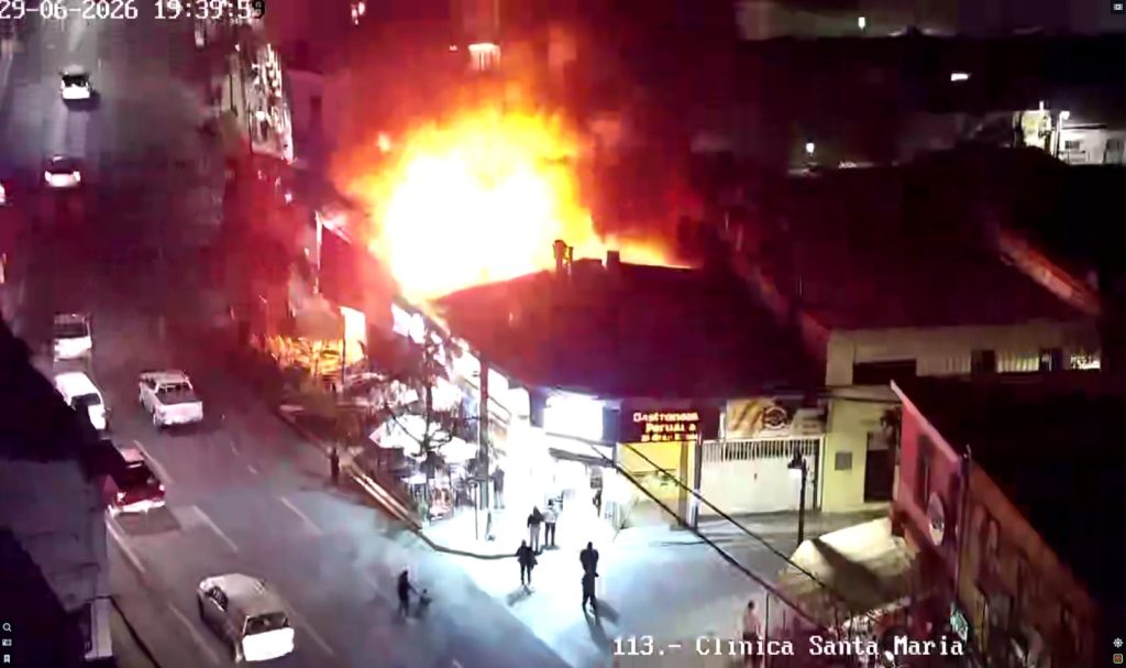 El Cuerpo de Bomberos de Santiago control&oacute; incendio fatal con dos personas fallecidas