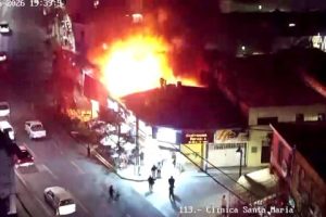 El Cuerpo de Bomberos de Santiago control&oacute; tr&aacute;gico incendio: dos personas fallecidas
