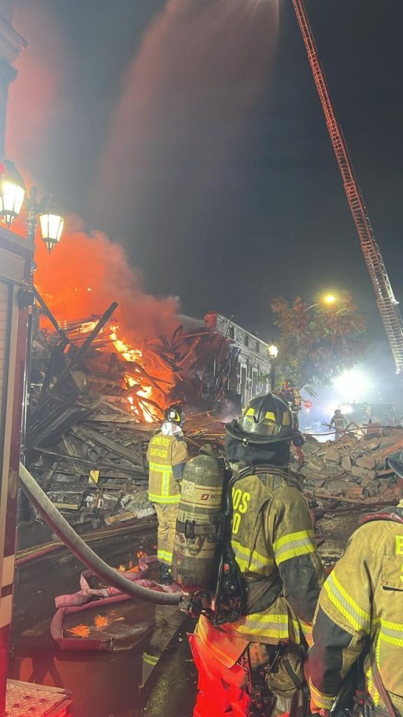 El CBS control&oacute; y extingui&oacute; incendio que consumi&oacute; y derrumb&oacute; casona patrimonial