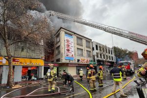 El Cuerpo de Bomberos de Santiago control&oacute; incendio que afect&oacute; a cinco locales comerciales